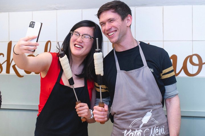 Lær at lave traditionelle ungarske kagekager (Kürtőskalács) på et sjovt værksted i Budapest, foto 16 | wizardtrip