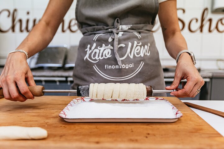 Lær at lave traditionelle ungarske kagekager (Kürtőskalács) på et sjovt værksted i Budapest, foto 17 | wizardtrip