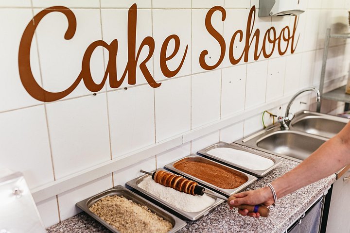 Lær at lave traditionelle ungarske kagekager (Kürtőskalács) på et sjovt værksted i Budapest, foto 19 | wizardtrip