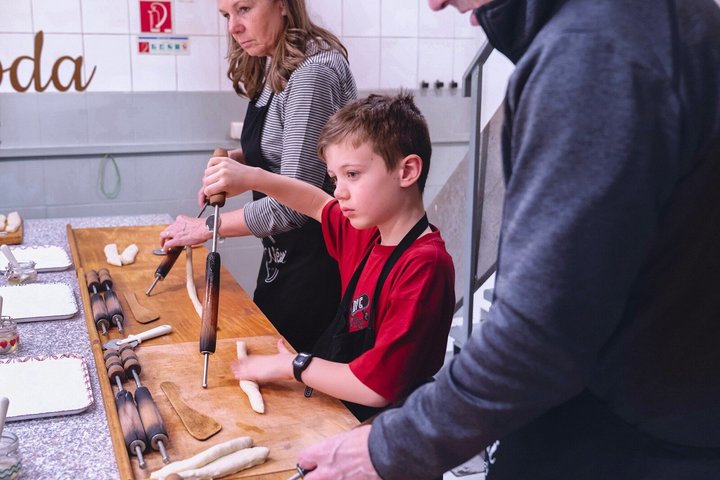Lær at lave traditionelle ungarske kagekager (Kürtőskalács) på et sjovt værksted i Budapest, foto 20 | wizardtrip