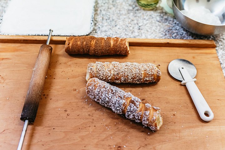 Lær at lave traditionelle ungarske kagekager (Kürtőskalács) på et sjovt værksted i Budapest, foto 22 | wizardtrip