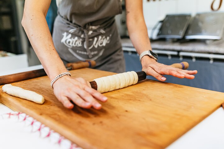 Lær at lave traditionelle ungarske kagekager (Kürtőskalács) på et sjovt værksted i Budapest, foto 26 | wizardtrip