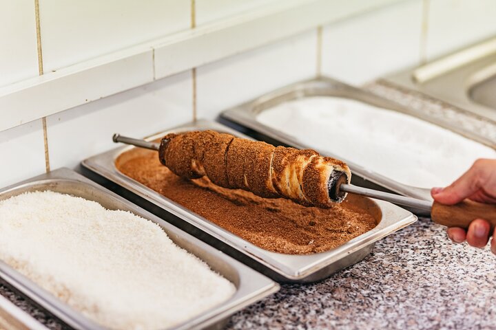 Lær at lave traditionelle ungarske kagekager (Kürtőskalács) på et sjovt værksted i Budapest, foto 27 | wizardtrip