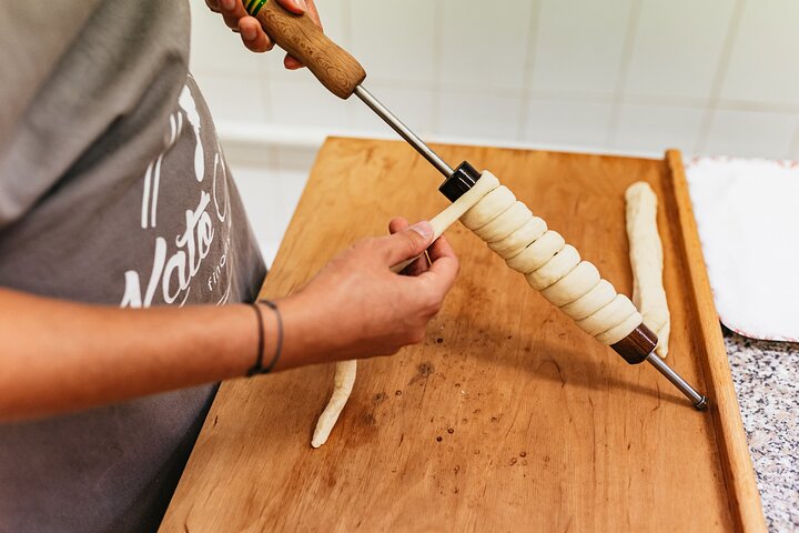 Lær at lave traditionelle ungarske kagekager (Kürtőskalács) på et sjovt værksted i Budapest, foto 31 | wizardtrip