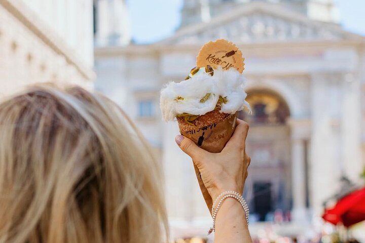 Lær at lave traditionelle ungarske kagekager (Kürtőskalács) på et sjovt værksted i Budapest, foto 33 | wizardtrip