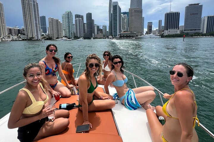 Privat båttur som utforsker Miamis kystlinje, øyer og byens silhuett, foto 19 | wizardtrip