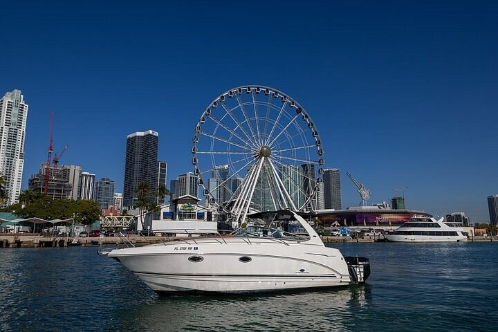 Crucero privado en barco por Miami, explorando el horizonte de la ciudad, islas y costa, foto 6 | wizardtrip