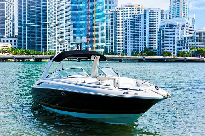 Crucero privado en barco por Miami, explorando el horizonte de la ciudad, islas y costa, foto 12 | wizardtrip