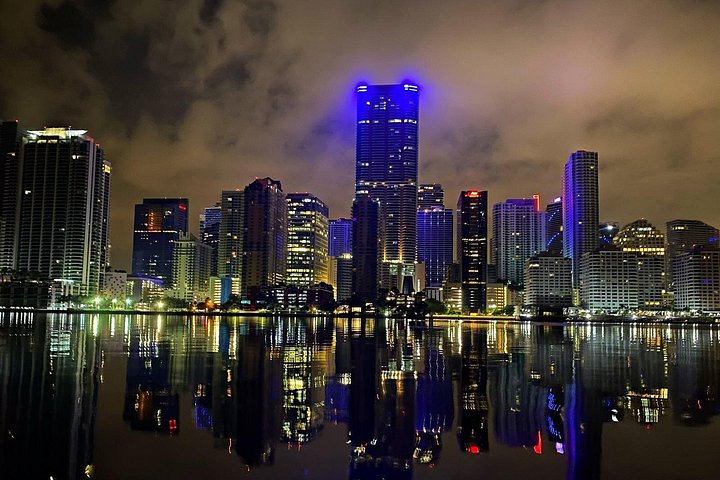 Crucero privado en barco por Miami, explorando el horizonte de la ciudad, islas y costa, foto 16 | wizardtrip
