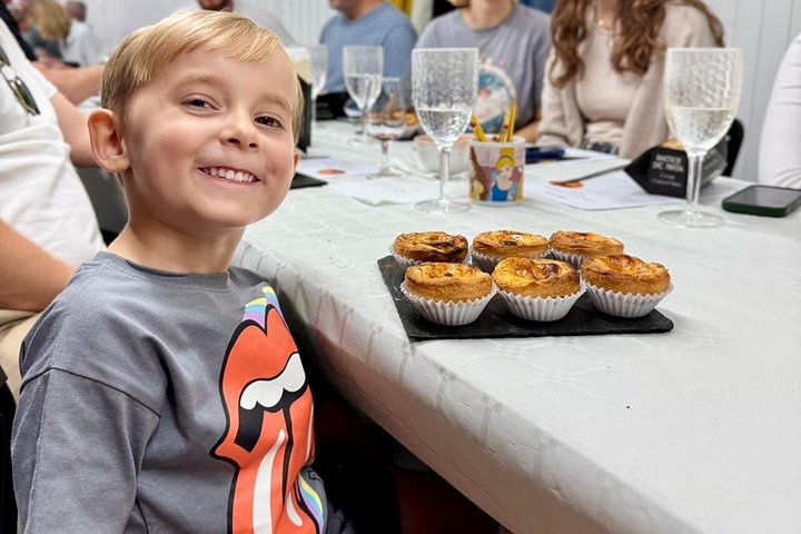 Aula prática de culinária de Pastel de Nata no Porto, Portugal, com vinho e petiscos, foto 31 | wizardtrip