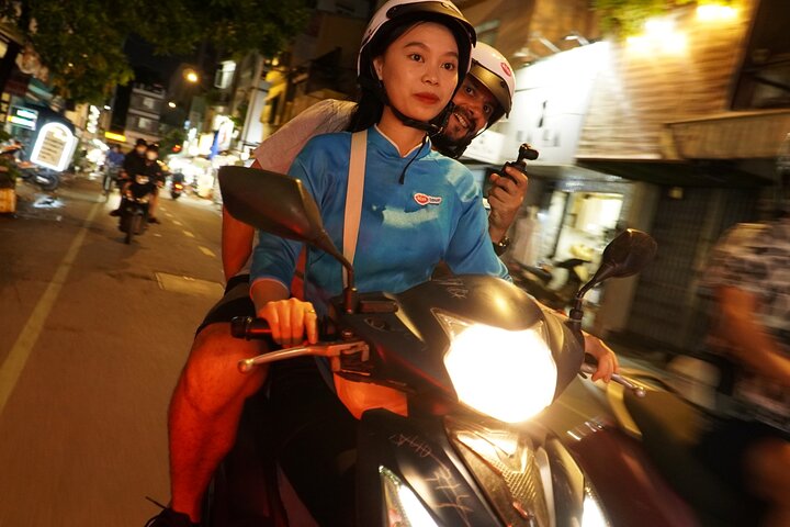 Ho Chi Minh City Night Tour by Motorbike with Female Rider | KissTour | wizardtrip
