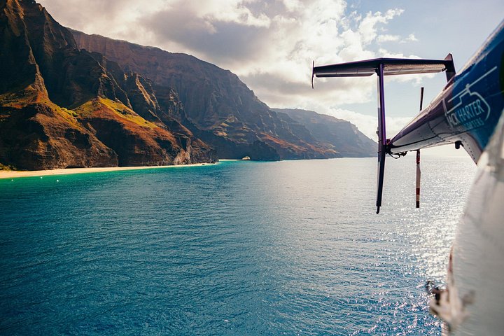 Helikoptertur uden døre over Kauais fantastiske naturlandskaber som Na Pali Coast og Waimea Canyon, foto 7 | wizardtrip