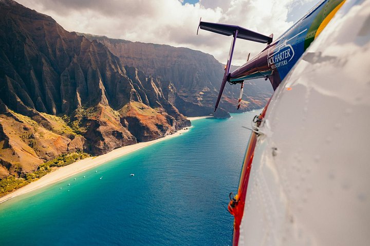 Helikoptertur uden døre over Kauais fantastiske naturlandskaber som Na Pali Coast og Waimea Canyon, foto 10 | wizardtrip