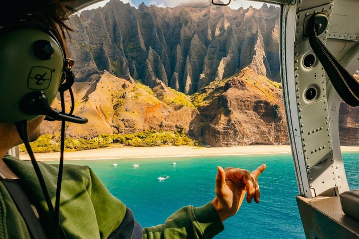 Helikoptertur uden døre over Kauais fantastiske naturlandskaber som Na Pali Coast og Waimea Canyon, foto 11 | wizardtrip
