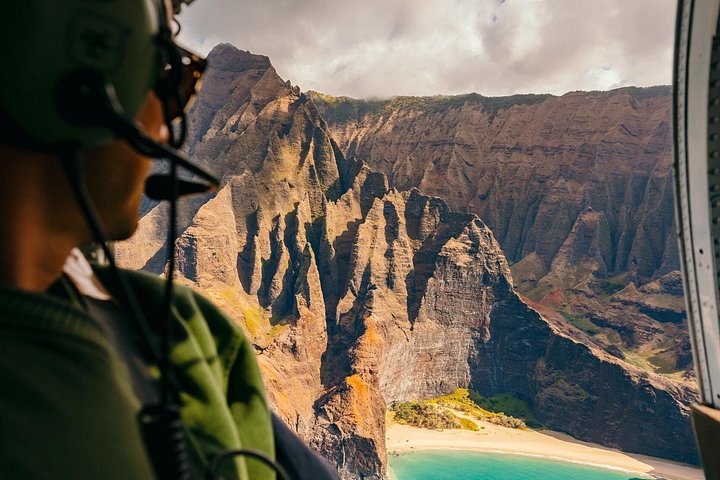 Helikoptertur uden døre over Kauais fantastiske naturlandskaber som Na Pali Coast og Waimea Canyon, foto 12 | wizardtrip