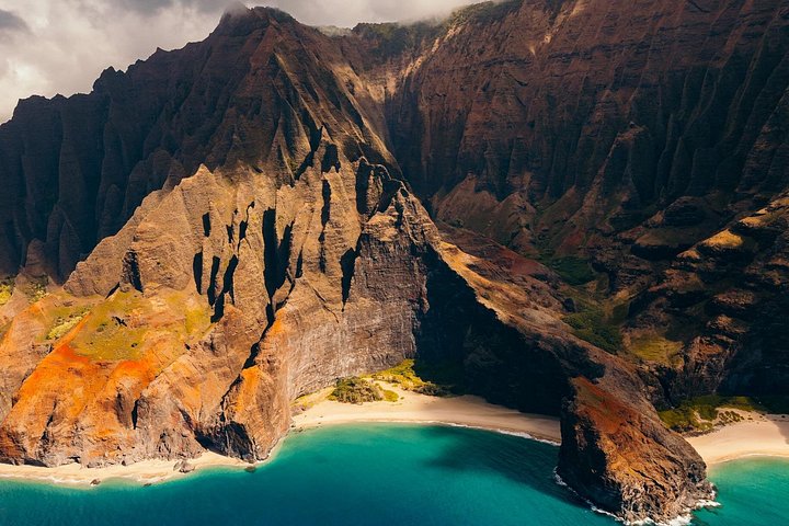 Helikoptertur uden døre over Kauais fantastiske naturlandskaber som Na Pali Coast og Waimea Canyon, foto 13 | wizardtrip