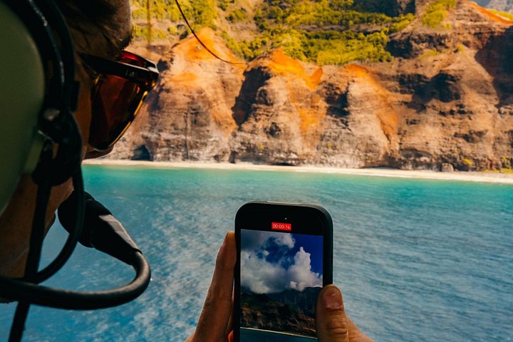 Helikoptertur uden døre over Kauais fantastiske naturlandskaber som Na Pali Coast og Waimea Canyon, foto 14 | wizardtrip
