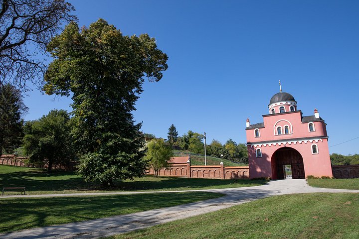 Excursion d'une journée explorant les villes historiques, les monastères et les forteresses de Serbie du Nord au départ de Belgrade, photo 13 | wizardtrip
