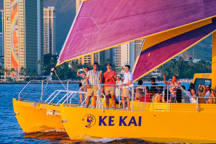 Zonsondergangzeiltocht op Waikiki Beach met Ke Kai Catamaran | wizardtrip