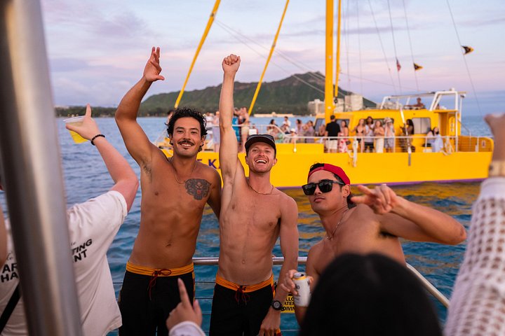 Catamaran zonsondergang zeiltocht voor Waikiki Beach, Oahu, met uitzicht op Diamond Head, foto 8 | wizardtrip