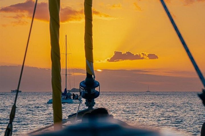 Catamaran zonsondergang zeiltocht voor Waikiki Beach, Oahu, met uitzicht op Diamond Head, foto 9 | wizardtrip