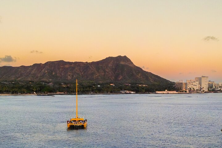 Catamaran zonsondergang zeiltocht voor Waikiki Beach, Oahu, met uitzicht op Diamond Head, foto 11 | wizardtrip
