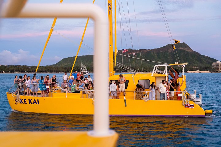 Catamaran zonsondergang zeiltocht voor Waikiki Beach, Oahu, met uitzicht op Diamond Head, foto 12 | wizardtrip