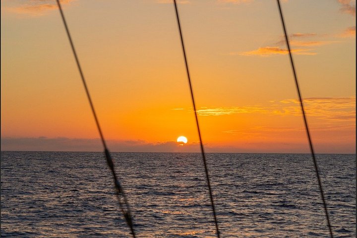 Catamaran zonsondergang zeiltocht voor Waikiki Beach, Oahu, met uitzicht op Diamond Head, foto 13 | wizardtrip