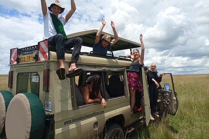 Safari i Nairobi nasjonalpark med dyreliv og bysilhuettutsikt, foto 7 | wizardtrip