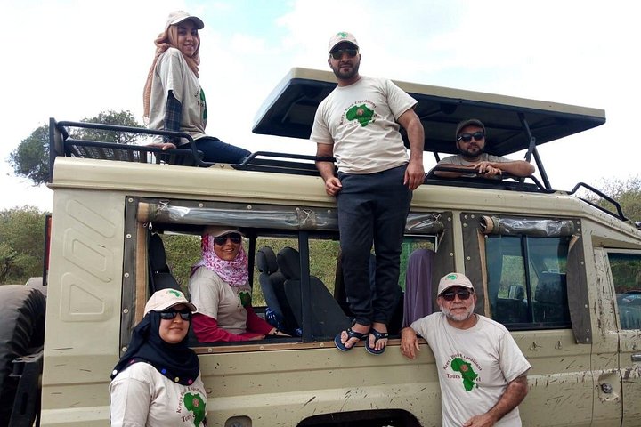 Safari i Nairobi nasjonalpark med dyreliv og bysilhuettutsikt, foto 9 | wizardtrip