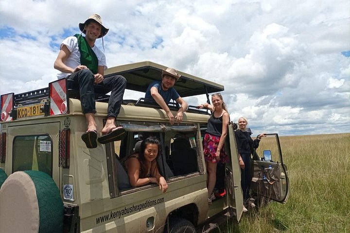 Safari i Nairobi nasjonalpark med dyreliv og bysilhuettutsikt, foto 40 | wizardtrip