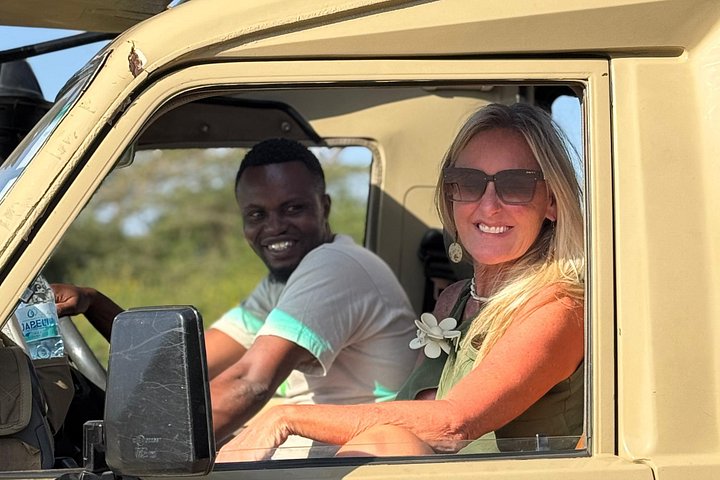 Safari i Nairobi nasjonalpark med dyreliv og bysilhuettutsikt, foto 41 | wizardtrip
