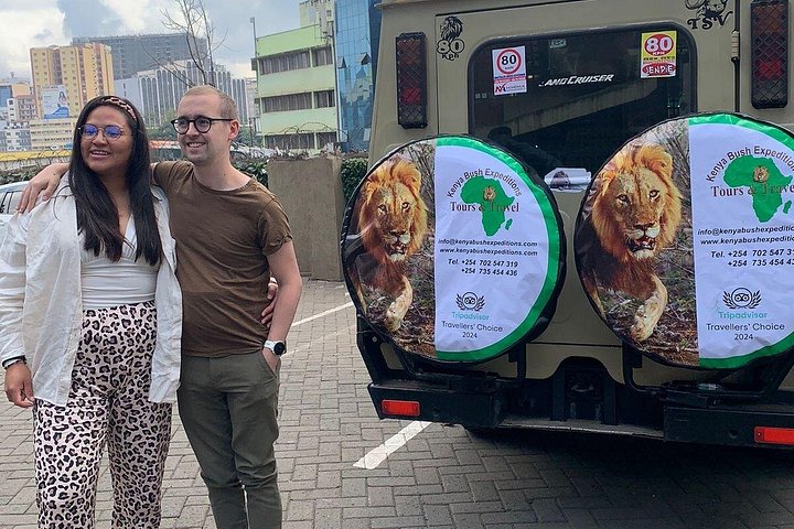 Safari i Nairobi nasjonalpark med dyreliv og bysilhuettutsikt, foto 44 | wizardtrip