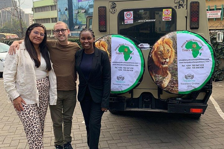 Safari i Nairobi nasjonalpark med dyreliv og bysilhuettutsikt, foto 45 | wizardtrip