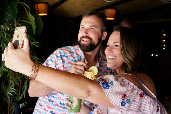 Savourez des cocktails artisanaux et des bouchées locales lors d'un bar crawl à Key West, en explorant des trésors cachés et des boissons emblématiques, photo 6 | wizardtrip