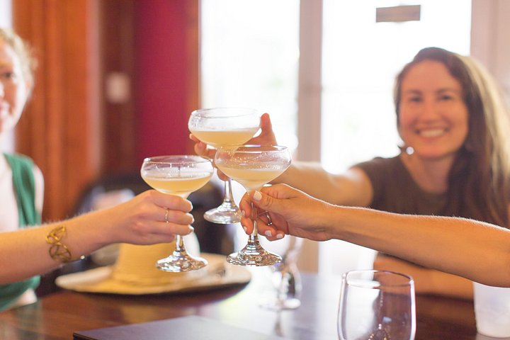 Savourez des cocktails artisanaux et des bouchées locales lors d'un bar crawl à Key West, en explorant des trésors cachés et des boissons emblématiques, photo 10 | wizardtrip