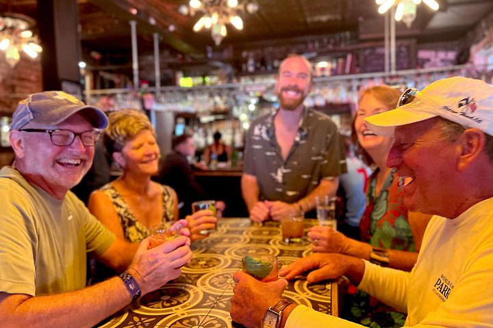 Savourez des cocktails artisanaux et des bouchées locales lors d'un bar crawl à Key West, en explorant des trésors cachés et des boissons emblématiques, photo 11 | wizardtrip