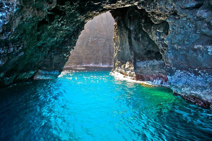 Thrilling Zodiac raft expedition along Kauai's Nā Pali Coast with snorkeling and wildlife viewing opportunities, photo 6 | wizardtrip