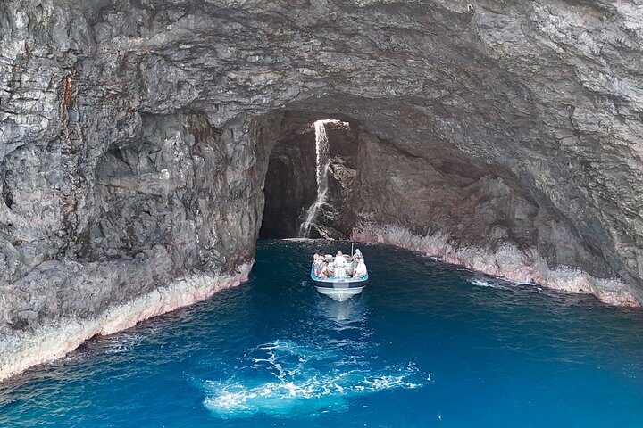 Thrilling Zodiac raft expedition along Kauai's Nā Pali Coast with snorkeling and wildlife viewing opportunities, photo 7 | wizardtrip