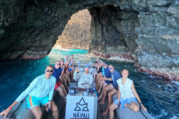 Thrilling Zodiac raft expedition along Kauai's Nā Pali Coast with snorkeling and wildlife viewing opportunities, photo 9 | wizardtrip