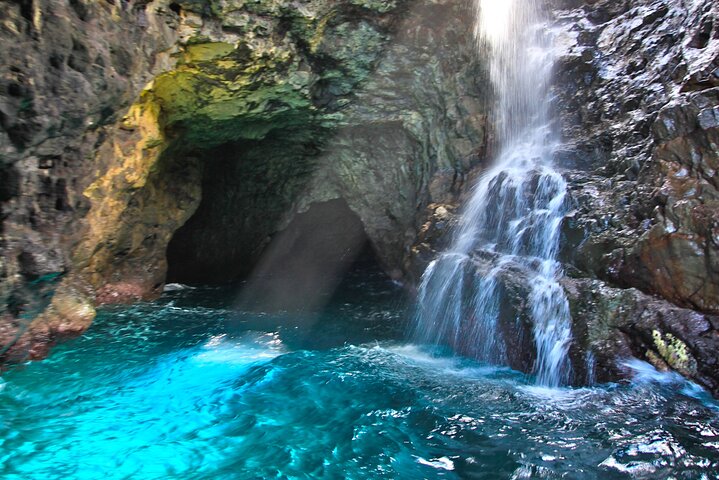 Thrilling Zodiac raft expedition along Kauai's Nā Pali Coast with snorkeling and wildlife viewing opportunities, photo 13 | wizardtrip
