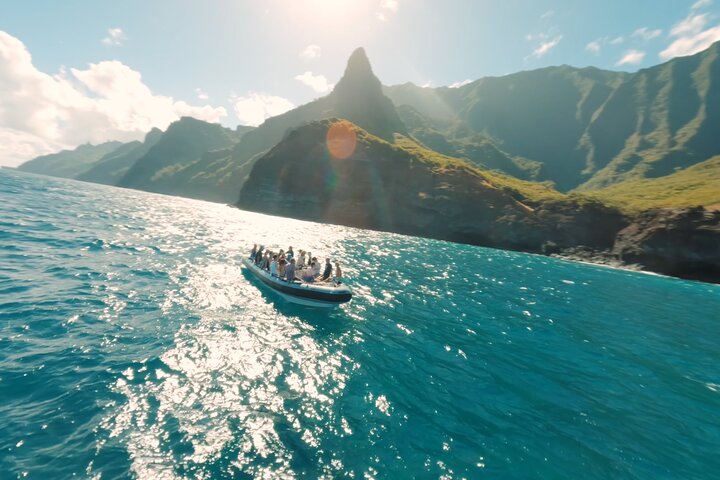 Thrilling Zodiac raft expedition along Kauai's Nā Pali Coast with snorkeling and wildlife viewing opportunities, photo 19 | wizardtrip