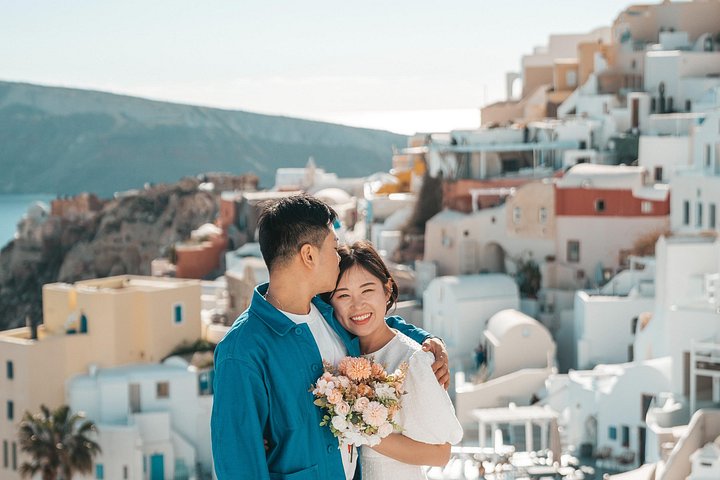Privates Fotoshooting in Oia, Santorini, das romantische Momente inmitten der ikonischen griechischen Inselkulisse festhält, Foto 6 | wizardtrip