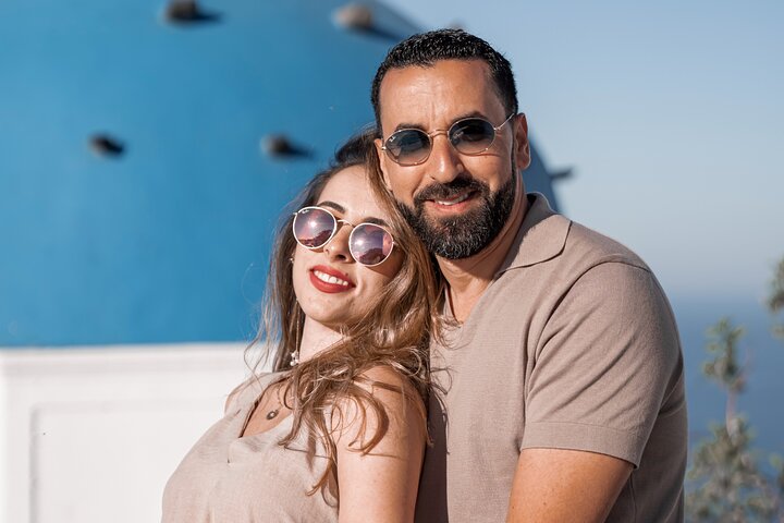 Privates Fotoshooting in Oia, Santorini, das romantische Momente inmitten der ikonischen griechischen Inselkulisse festhält, Foto 8 | wizardtrip