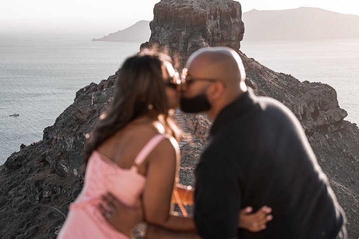 Privates Fotoshooting in Oia, Santorini, das romantische Momente inmitten der ikonischen griechischen Inselkulisse festhält, Foto 9 | wizardtrip