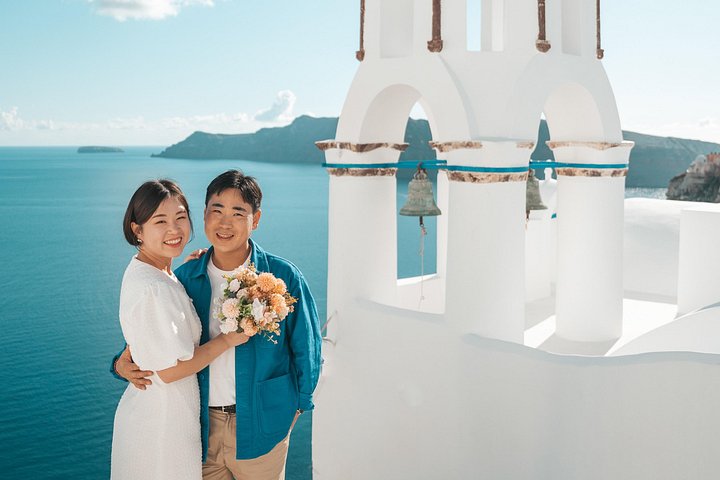 Privates Fotoshooting in Oia, Santorini, das romantische Momente inmitten der ikonischen griechischen Inselkulisse festhält, Foto 10 | wizardtrip