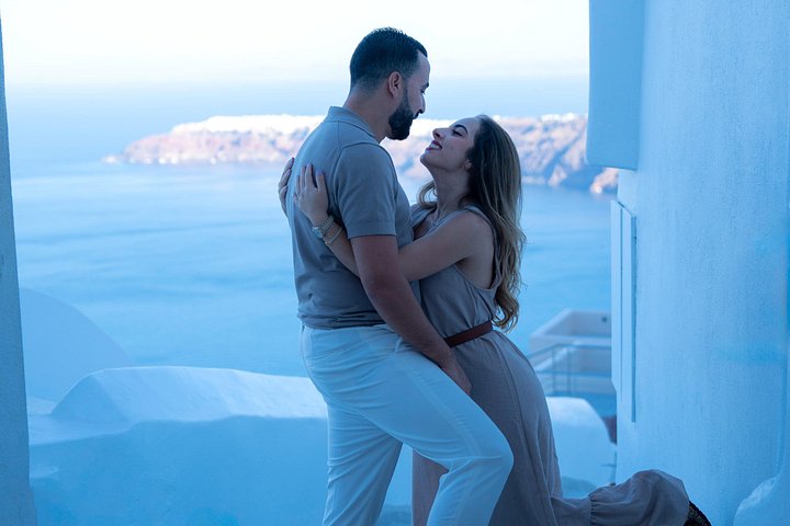Privates Fotoshooting in Oia, Santorini, das romantische Momente inmitten der ikonischen griechischen Inselkulisse festhält, Foto 12 | wizardtrip