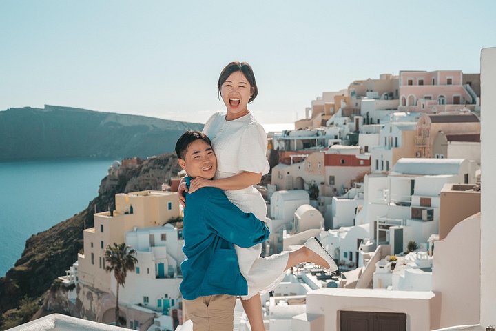 Privates Fotoshooting in Oia, Santorini, das romantische Momente inmitten der ikonischen griechischen Inselkulisse festhält, Foto 15 | wizardtrip