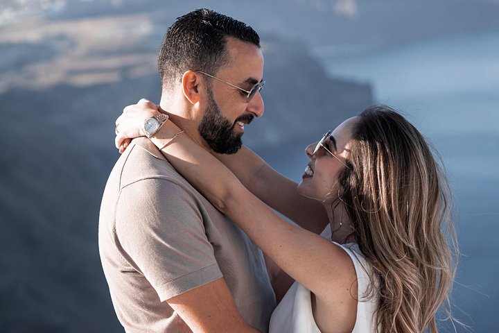 Privates Fotoshooting in Oia, Santorini, das romantische Momente inmitten der ikonischen griechischen Inselkulisse festhält, Foto 16 | wizardtrip
