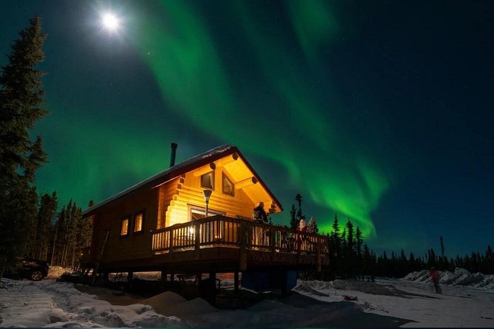 Experience the Northern Lights from a mountaintop cabin near Fairbanks, Alaska, with 360° views and photography assistance, photo 25 | wizardtrip